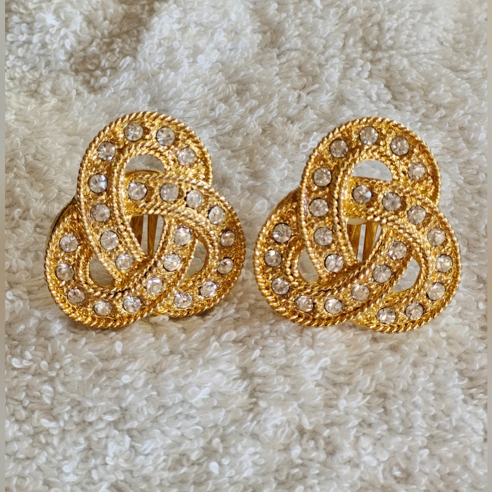 👉*VTG* CELTIC LOVE KNOT CLIP-ON EARRINGS ~GOLD TONE & CLEAR RHINESTONES ~AVON